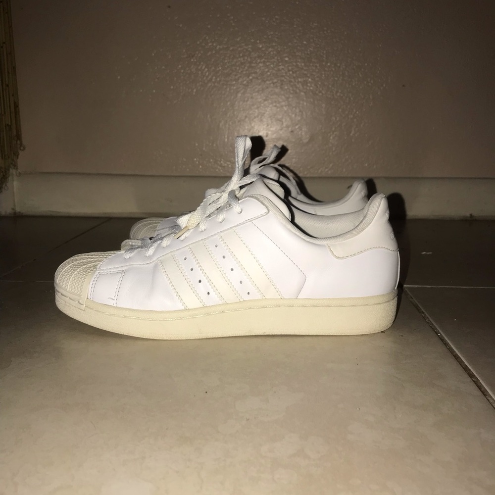 White Adidas women’s superstar tennis shoes